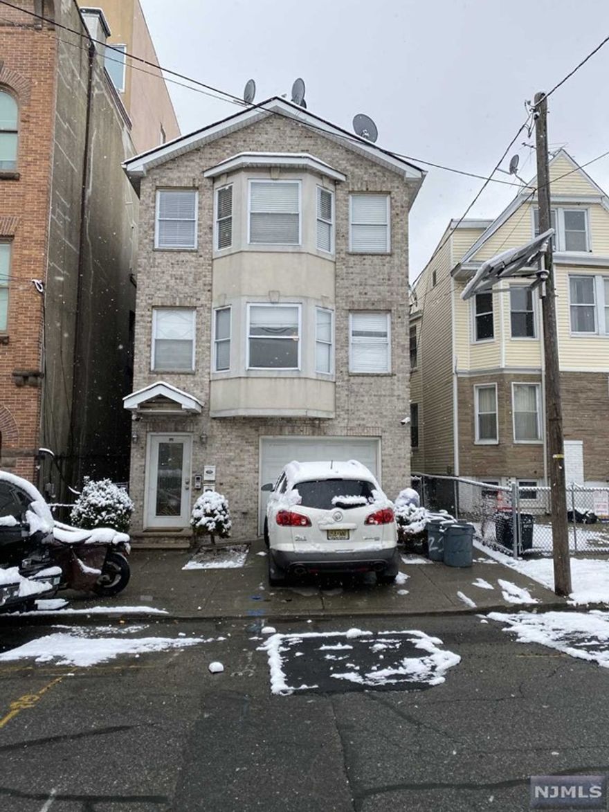 Spacious 3 bedroom, 2 bath apartment on 2nd floor of spectaular 2 family home. Features a large kitchen with stainless steel appliances, Huge living room with high ceilings. 3 great sizes bedrooms with large closet. Main Bedroom with it's own en suite.. Other amenities include: hardwood floors, close to NYC bus and park. Tenant responsible for heat, gas and electricity. Pets Conditional. Washer/Dryer hook ups in unit .. Apartment is freshly painted.