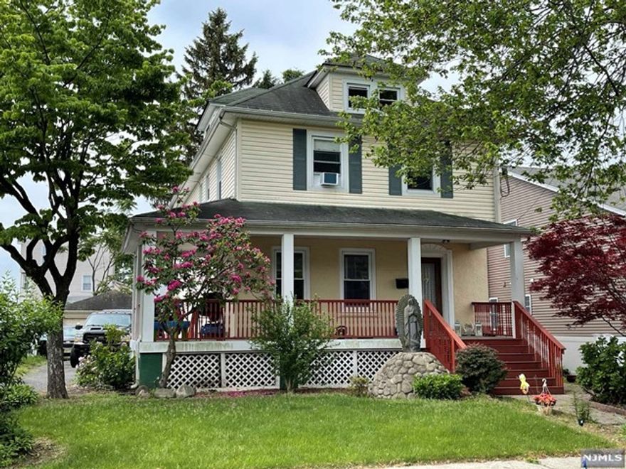 Beautiful move-in ready 3 bedrooms apartment, available immediately, new appliances, good spacious bedrooms, each has its own closet. Large Dinning-living are, lots of natural light. 2parking spaces in driveway. Close to public transportation and shopping. Heat, hot water and cooking gas included. No pets, no smoking.