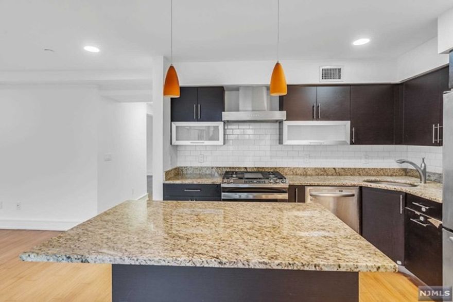Beautifully upgraded 2 bedroom 2 bathroom home in luxurious Cliff Court. Upgrades include hardwood flooring, stainless steel appliances, granite counter tops, renovated bathrooms, 2 parking spots and much more. Community is ideally located and offers space, privacy and convenience.