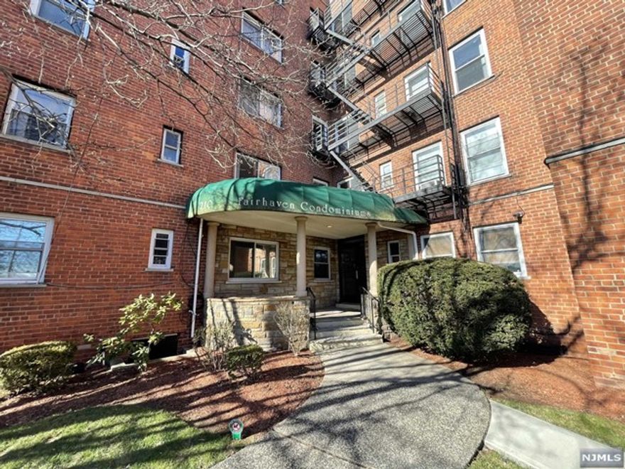 A fantastic chance to acquire a one-bedroom condo with NYC VIEWS on the TOP FLOOR, just steps from James J. Braddock Park! Large and airy living area, hardwood floors, and modern kitchen with granite countertop and appliances. A large bedroom with a direct view of New York City and space for an office. a windowed bathroom with a view of New York City. One parking space and lots of closet space are included. Laundry facilities are available in this well-kept structure, which is located in North Bergen's Woodcliff neighborhood. There are several playgrounds, as well as a place to exercise outside. Convenient access to Jitney buses, shopping, dining, and numerous bus routes to NYC!