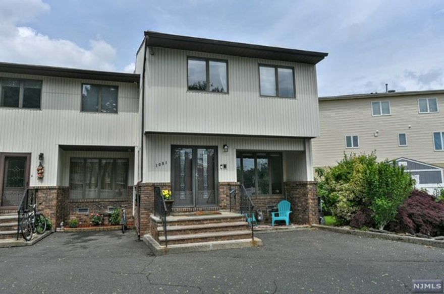 2000 SQ.FT BEAUTIFULLY UPDATED 3BR, 2 1/2 BATH END UNIT TOWNHOUSE IN DESIRABLE NORTH SECTION OF SECAUCUS. SPACIOUS LR, DR, AND UPDATED MEIK, POWDER RM, AND 3RD BEDROOM, ON THE 2ND FLOOR. BRIGHT SKYLIGHTS, PRIMARY SUITE WITH SPECTACULAR NEWLY RENOVATED BATH WITH SKYLIGHT AND JETTED TUB, 2ND BR WITH BALCONY, NEWLY RENOVATED FULL BATH, 2 PARKING SPACES, CENTRAL A/C, KOI POND. RECESS LIGHTING & INTERCOM TROUGHOUT. CLOSE TO SCHOOLS, SHOPPING, PUBLIC TRANSPORTATION, RIVER WALK AND PARKS. HOA INCLUDES FLOOD INSURANCE
