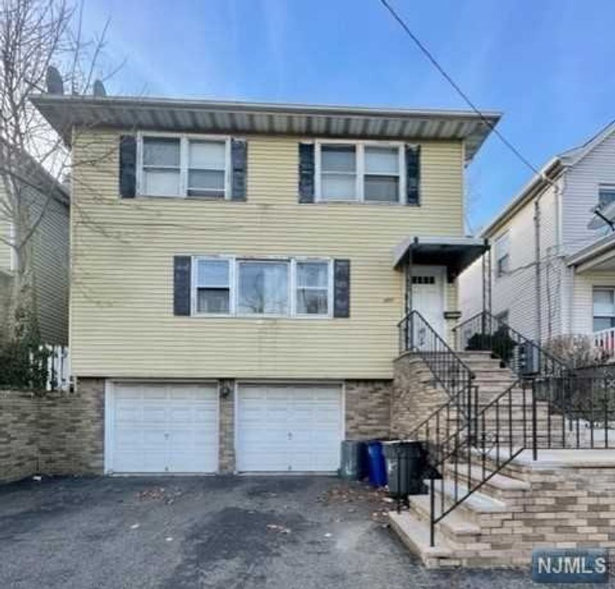 Spacious 2nd Floor Apartment Available for Immediate Occupancy! Large Eat in Kitchen. Oversized Bedroom with 2 closets for plenty of storage. Formal Living rm with abundance of natural light. Close to Parks, Schools, NYC transportation and more!