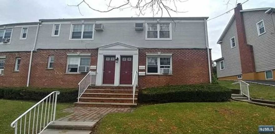 One bedroom 1st floor corner unit in Hastings Village with hard wood floors. Rent includes heat, hot water and off street parking. Close to NYC transportation. Hastings requires their own application to be filled out, w/pay stub & check for credit check must be included ($75 for 1 single , $125 for two). Move in/out fee $100.