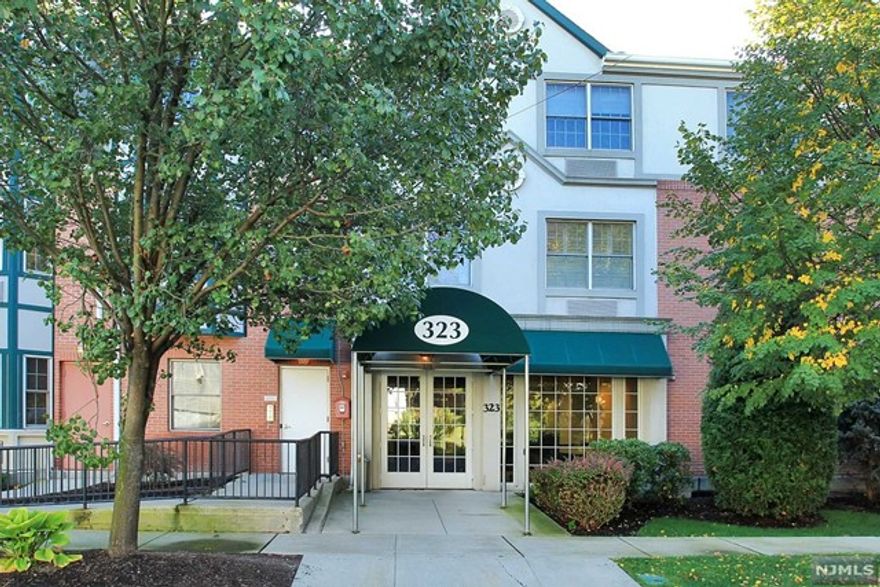 LUXURY CONDO IN MOST EXCLUSIVE GLEN POINTE AREA, 2BR, 2 BTH W/ JACUZZI, BEAUTIFUL HARDWOOD FLOORS, MODERN KITCHEN W/ MARBLE COUNTERTOP MASTER BEDROOM WITH HUGE WALK-IN-CLOSET AND DOUBLE DOOR CLOSET. MARBLE FLOOR/WALL BATHROOMS. 9FT CEILING, UNDER GROUND PARKING, PELLA WINDOWS. COMPLEX HAS A GYM AND COMMUNITY ROOM. GYM IS LOCATED ON THE BUILDING NEXT DOOR. 2 PARKING SPOTS INCLUDED. EXPRESS BUS TO NYC AT CORNER AND EASY HIGHWAY ACCESS. JUST MINUTES FROM GWB. *THE DISHWASHER AND ICE MAKER ARE NEW.