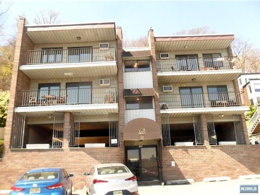 NY River views. Private terrace facing east. Large apartment with new kitchen and appliances. LR with L-Shaped DR. Hardwood floors. Good size Bedroom with big closet.In the wall A/C in LR and BR. Radiant heat. No Pets No Smoking Unit is located on the 3rd floor.No elevator.PKG avail for additional $150/mo.