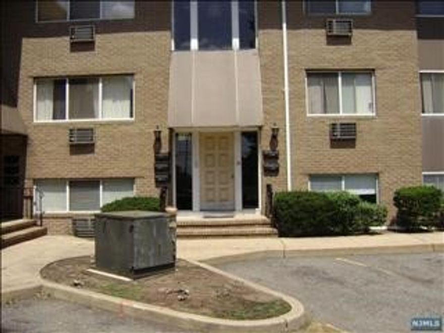 JUST RENOVATED LARGE TWO BEDROOM APARTMENT. GRANITE KITCHEN, NEW WHITE CABINETS & WHITE APPLIANCES. NEW BATHROOM, HARDWOOD FLOORS, FRESHLY PAINTED. ONE ASSIGNED PARKING SPACE, COIN LAUNDRY. CLOSE TO PLAUDERVILLE TRAIN STATION, SHOPPING & HIGHWAYS.