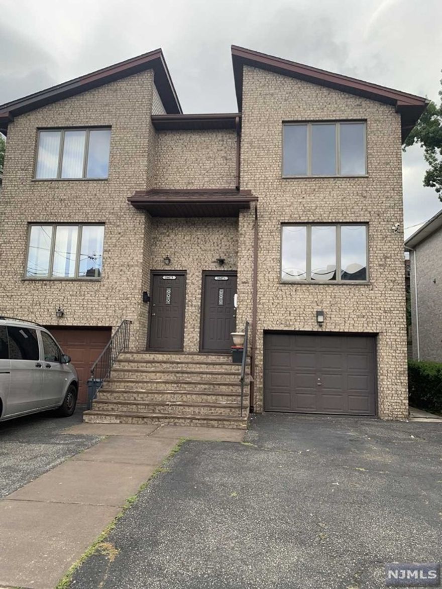 EXTRA LARGE DUPLEX LOCATED AT NEAR BY #1 SCHOOL. CONVENIENT TO NY BUS, SHOPPING AND ENTERTAINMENT. REFINISHED HARDWOOD FLOORS.NEW KITCHEN /DECK AND ALL NEW APPLIANCES. NEW PAINTING. ALL 3 AND HALF BATHROOMS VANITIES ARE NEW. DON'T MISS IT !!!