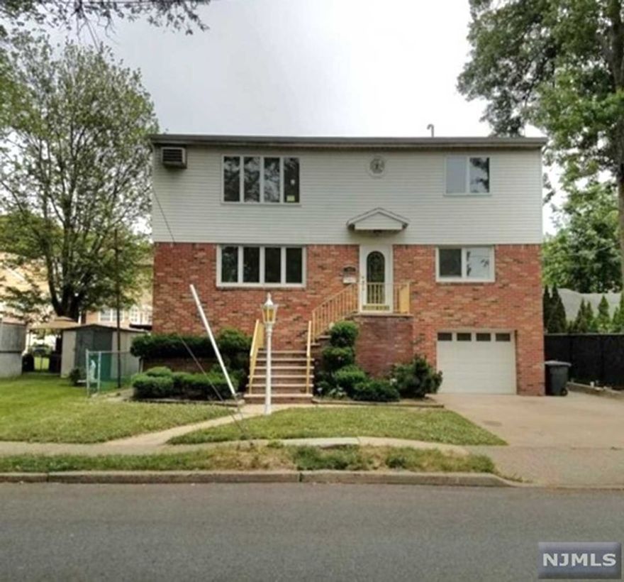 Completely renovated 5years before. Very spacious unit with 3BR & 2FB in 2nd Fl. Modern kitchen with granite counter-tops and stainless steel appliances! New full bath! All hardwood floor. Lots of light! Separate washer&dryer for each tenant in G fl. One parking space in driveway included. Near school. Walk to NYC Bus transportation.