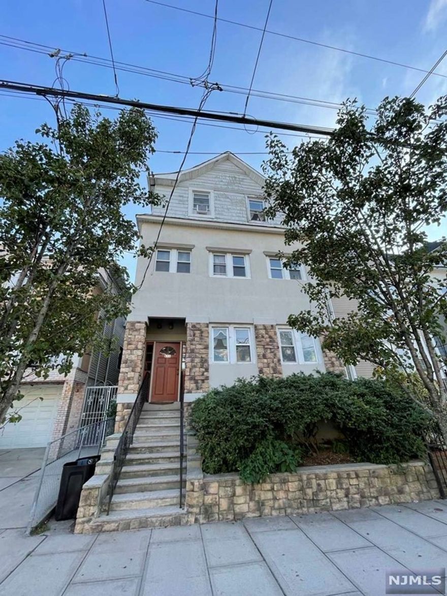 Well laid out 2 Bedroom in a great location close to parks, shops, restaurants and transportation to NYC. Quiet unit on a quiet street.