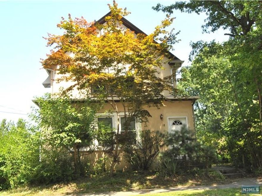 NICE & CLEAN 2BRS APARTMENT LOCATED VERY BEAUTIFUL RESIDENTIAL AREA DEMAREST, BERGEN COUNTY!. HARDWOOD FLOOR THROUGHOUT, MODERN EAT IN KITCHEN...GREAT BLUE RIBBON SCHOOL SYSTEM...CLOSE TO SCHOOLS, SHOPPING & NY TRANSPORTATION!