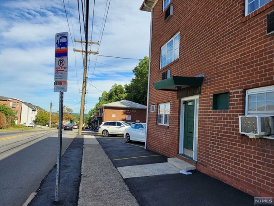 Spacious one bedroom apartment. Very convenient location for public transportation and shopping. 1 parking space included. No pets allowed. Pictures are before the tenant moved in.