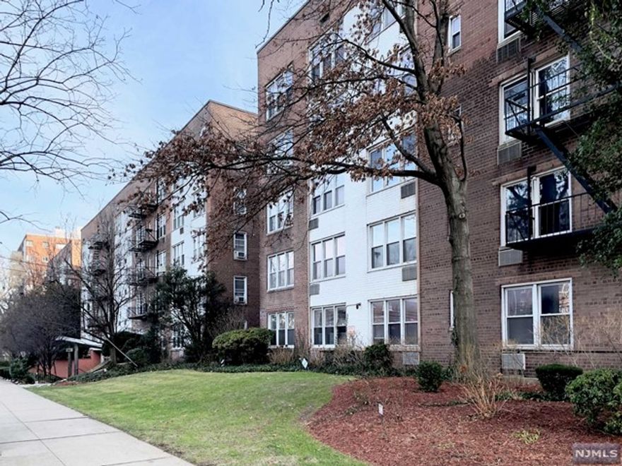 Renovated unit. Open concept. Pet friendly. Low taxes. Convenient location. Easy commute. 1 Parking space $35/mo. Monthly Maintenance $245.31/mo + Reserve Account $43.99/mo + Reserve Replenishment $41.14/mo. Maintenance Includes: Gas, heat, hot water, snow removal, landscaping, common areas. Tenant occupied (Month-to-month). Saturday 2/12 showing only from 3pm-5pm