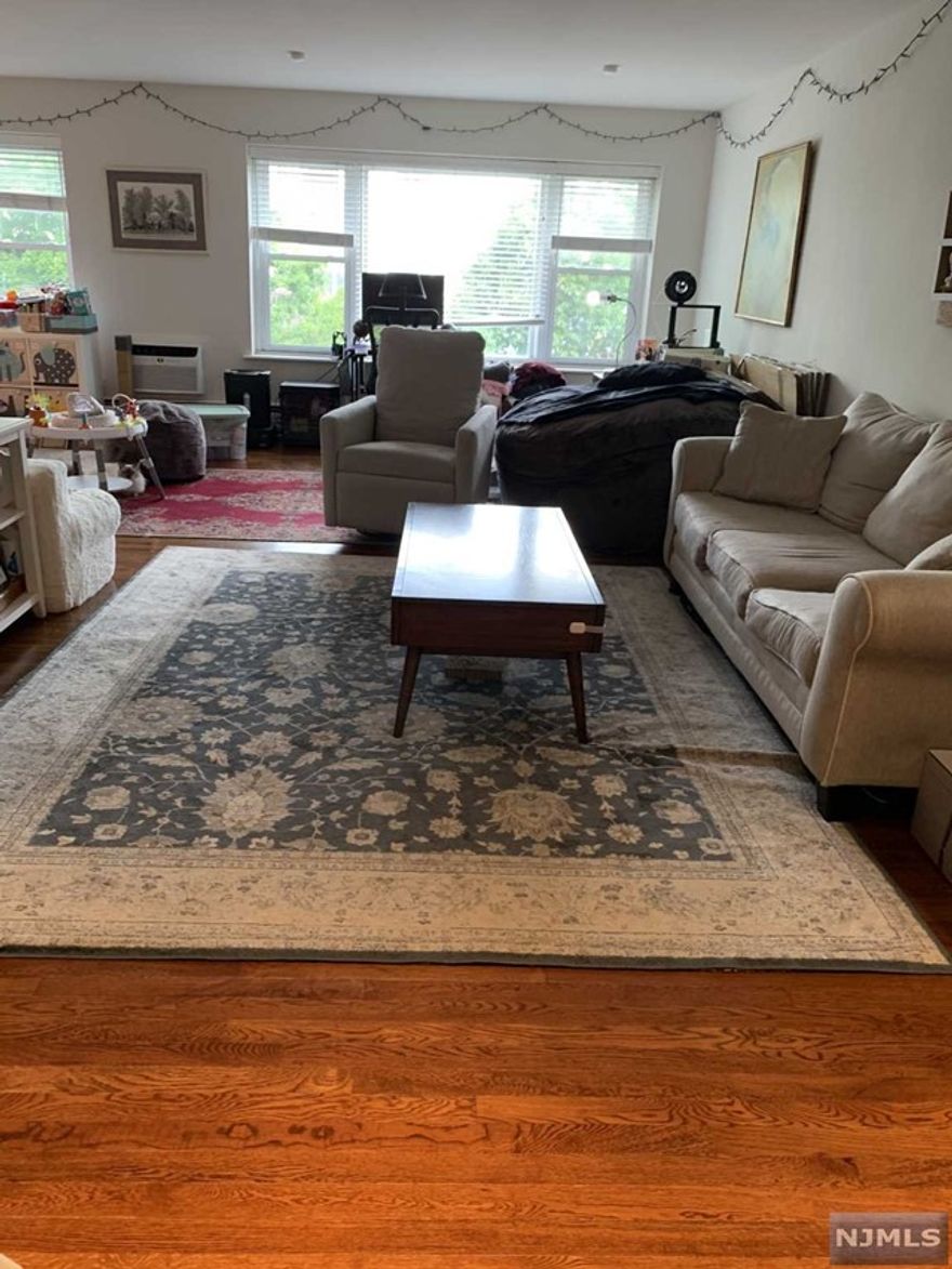 Over sized ,955 square feet 1bed 1 bath apt with parking spot. Well maintained elevator building. all hardwood floors. Heating and Hot water included in rent. Lots of closet. 1 block from downtown Fort Lee and multiple NYC transit options. Close to shopping,restaurants,park and schools.