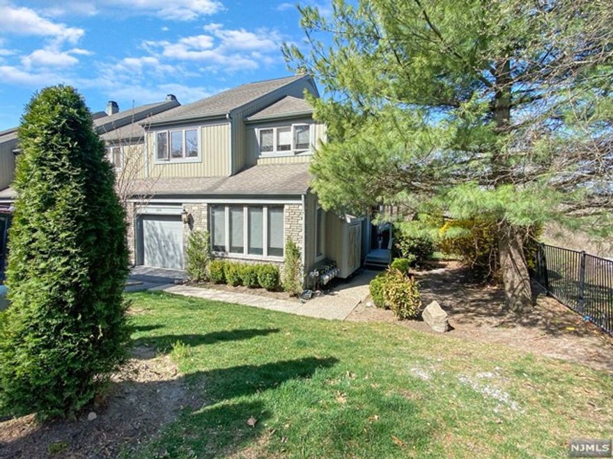 This 3 bedroom luxury townhouse end unit with a two story great room and finished daylight basement has lots of potential. Some of the most desirable features include; open concept floor plan, sun filled end unit, master suite with ensuite bath, three levels of finished spacious living area, large deck for outside living space and much more! Update and put your own stamp on this property and make this your dream home. Come see the potential but hurry, this property is priced to sell fast!