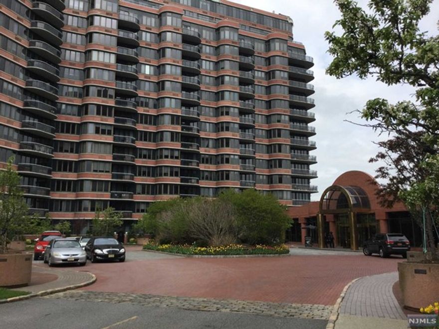 Carlyle Towers-Absolute Luxury Hi-Rise with beautiful views. Close to ALL! Well maintained spacious 1 BR & 1.5 bath unit. High ceiling, open & spacious layout with NYC/River views! Formal dining room, large terrace off living room overlooking the Hudson River and Lower Manhattan. W/D in unit. 24 hr doorman, gym,outdoor pool, valet parking, Steps to NYC Bus.