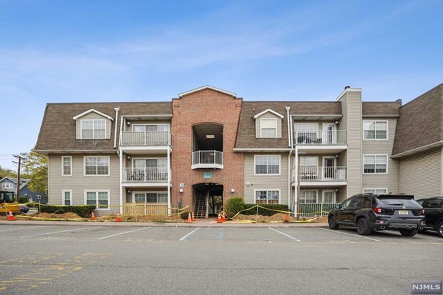 Beautiful and spacious 2 bedrooms and 2 bathrooms on top floor condo. It is located near all major NYC transportation. Kitchen is open to large size Livingroom. Renovated bathrooms and kitchen. Freshly paint, ready for moving in!