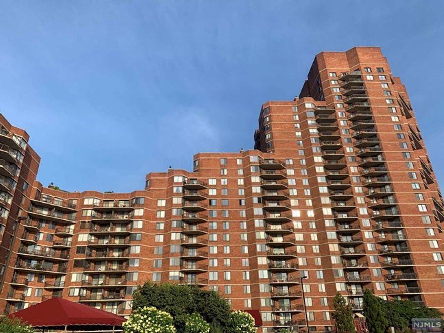Beautifully renovated 1 bedroom condo in Harmon Cove Tower. Features living/dining room, bedroom, full bath & modern kitchen with sliding glass doors to your private balcony with New York City views! Great building with many amenities including 24 hour doorman, pool, gym, tennis courts, playground and community bus to NYC.