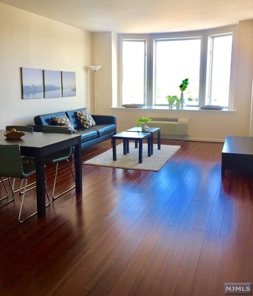 Beautiful Luxury 2BR Condo (1431sf)in the premier building of the Peninsula at City Place. New stainless steel appliances,Eco-Friendly bamboo flooring in the living room. 24 hours concierge, 2 indoor parking spaces, Gym, Lounge, Playroom included in the rent. Walk to New York City bus stop and supermarkets. FULLY FURNISHED OPTION AVAILABLE ($3700.00) Small Pets OK