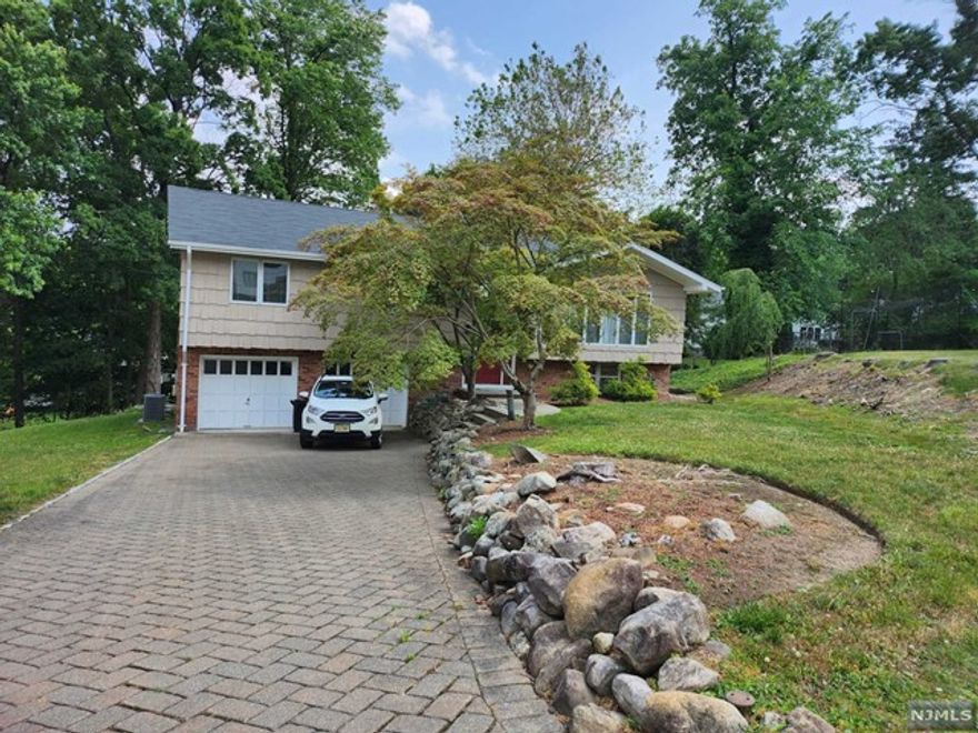 Updated and expended 4BR 2.5bath contemporary B/L in Park ridge. This renovated sun filled home is tucked away at the end of quiet cul-de-sac. features include 2 car attached garage . CAC, HW floors. generous size rooms. expended kitchen wz vaulted ceiling and open to deck. excellent location, size.