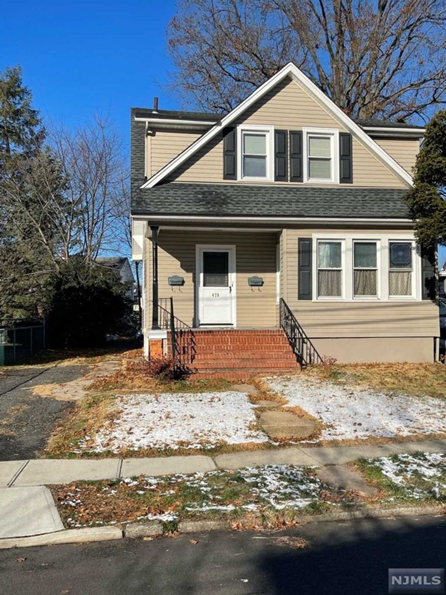 Clean, cozy 1br apt w/eat in kitchen and updated bathroom, off street parking for 1 or 2 cars, private home in the heart of Bergen County. Great neighborhood, close to shopping, restaurants, transportation and a quick ride to NYC.