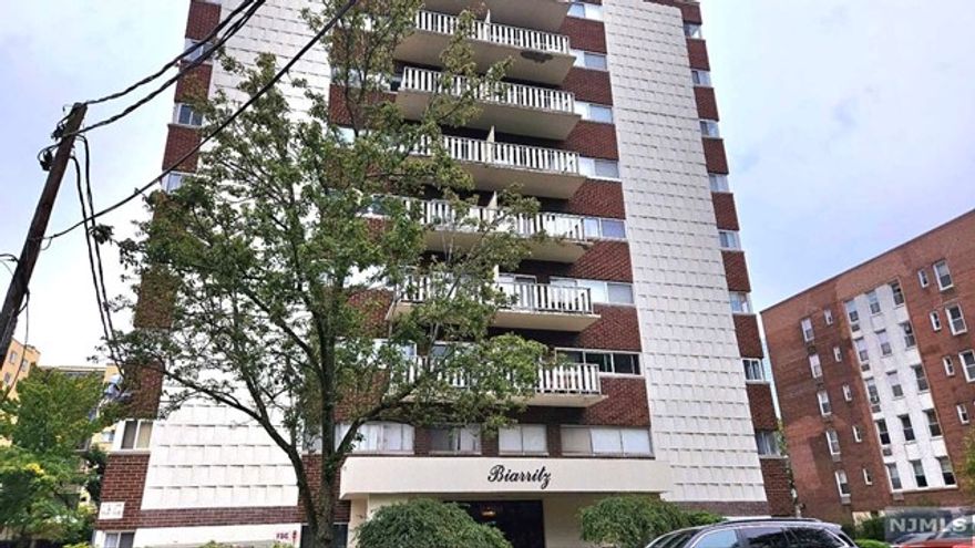 Delightful 2-bedroom, 1-bathroom apartment located in the heart of Fort Lee, a commuter's dream. Ideally situated for NYC Transport. 15min bus ride to 178th street A & C Express subway lines. Steps away from downtown Fort Lee where you find cafes, restaurants, and grocery stores. All your essential utilities(gas, electric, heat, hot & cold water)&parking included in rent.