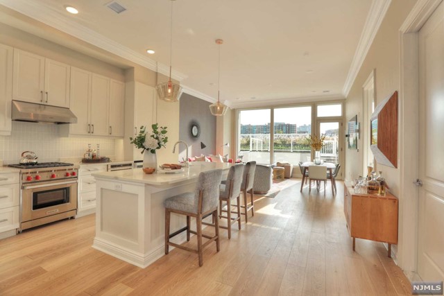 The Glass House features an exclusive Townhome Collection at Edgewater Harbor. Only fifteen of these two-story homes constructed, the utmost attention was given to every element of design, creating homes that are timeless epitomes of elegance. Upon entry, you are greeted with breathtaking views of the Hudson River and the NYC skyline, perfectly framed by oversized windows. An abundance of natural light brightens the spacious living area and gourmet kitchen, which opens onto a private terrace. Each of the residences has spacious balconies, large oversized Marvin windows, 10ft ceilings, gourmet kitchens, including Subzero, Wolf & Bosch stainless steel appliances, Caesar stone countertops, and premium Kohler fixtures, a spa-like bathroom with soaking tub. NEST Smart Home Thermostat System and Comelit Intercom System.