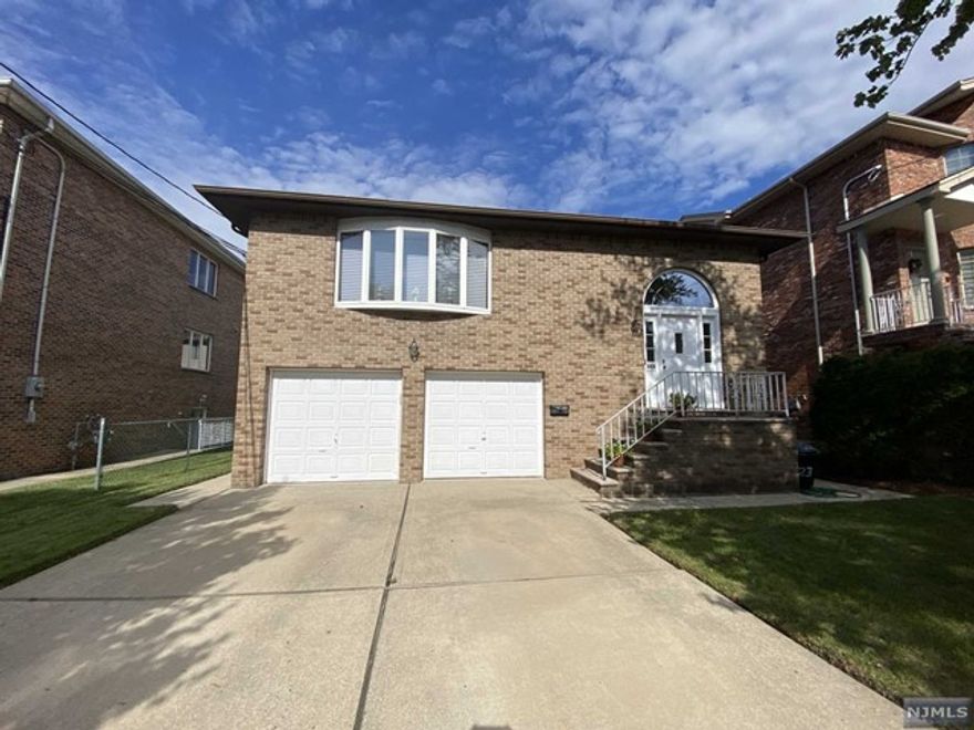 GROUND LEVEL UNIT IN LARGE, CLEAN TWO FAMILY HOME AVAILABLE IN NOVEMBER. MOVE RIGHT IN ! LANDLORD IS WILLING TO LEAVE ANY & ALL FURNITURE. UPDATED EAT IN KITCHEN WITH DISHWASHER AND REFRIGERATOR...INCLUDES: CENTRAL AC, OFF STREET PARKING (1 SPACE), USE OF YARD. NOT TO MENTION, CLOSE TO ALL NYC TRANSPORTATION (2 BLOCKS FROM EXPRESS BUS ). CALL TODAY FOR A PRIVATE SHOWING THIS WONT LAST LONG!