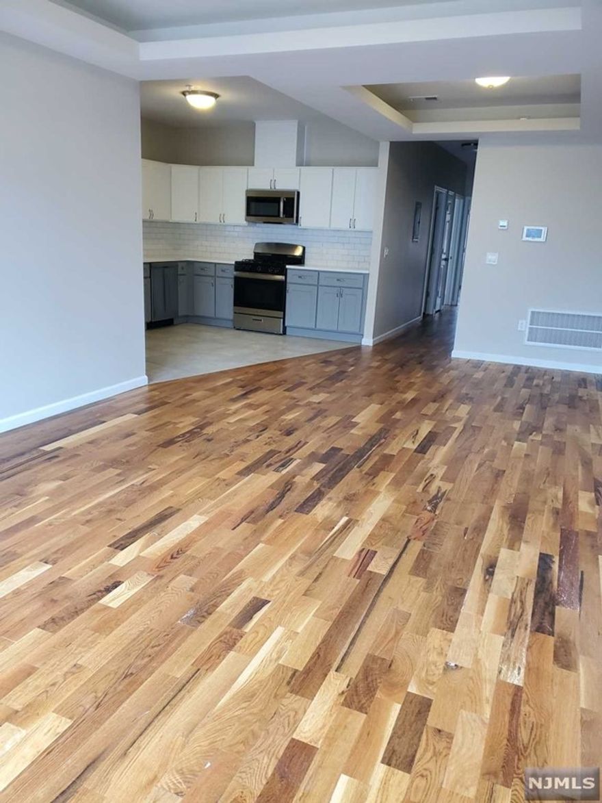 Pristine 3 Bedrooms, 2 baths new construction. Be the first to occupy this unit! Built in 2021, unit features a big Living room/dinning room, a master bedroom and stainless steel appliances. This unit is close to shops, schools and downtown Newark and Newark Penn Station. Washer/Dryer Hook-up available Small Dogs ok