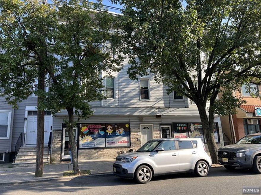 2 Nice sized bedrooms plus living room and eat in kitchen, Coin operated Laundry onsite. 10 Minute walk to Harrison Path station, No Pets, No Parking