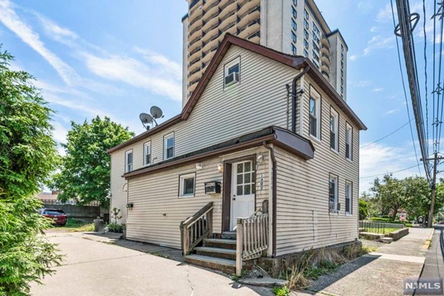 TOTALLY RENOVATED NICE 3BRS HOME IN VERY CONVENIENT AREA, CENTER OF TOWN. LARGE LIVING ROOM, GOOD SIZE BEDROOMS, EAT IN KITCHEN, IN HOUSE LAUNDRY ROOM, BUS TO NY CITY ACROSS THE STREET, CLOSE TO RESTAURANTS AND BOUTIQUES, MINUTES FROM ALL MAJOR HIGHWAYS...1 CAR PARKING SPACES AVAILABLE...GREAT SCHOOL SYSTEM!...PLEASURE TO SHOW!!!