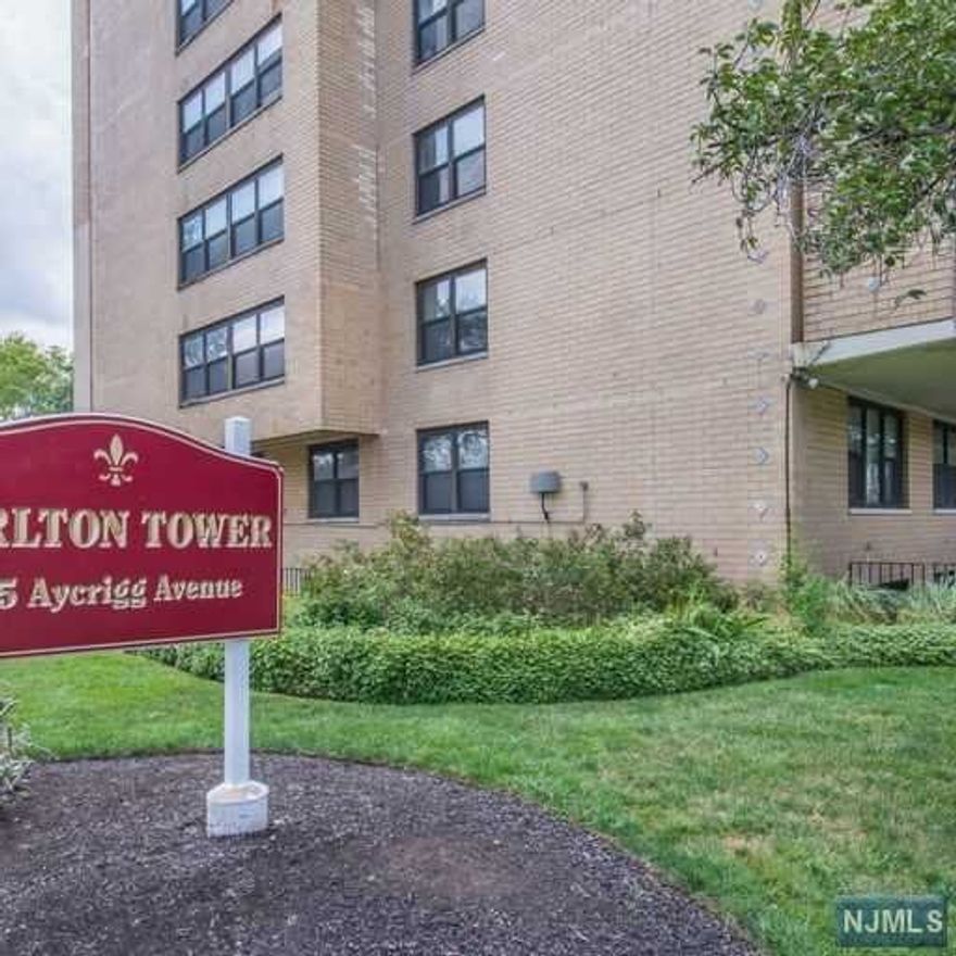 Lovely studio on the 6th floor of this luxury high rice building in Passaic Park. Move in ready, sunny and bright unit with 24 hour doorman, outdoor swimming pool. NYC bus stops at the corner and train station blocks away makes for an easy commute to NYC.