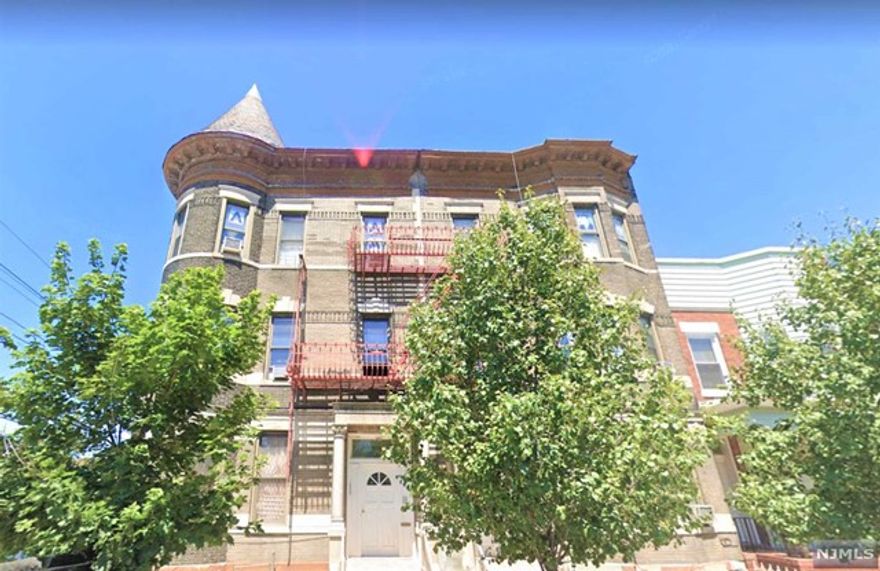 Investors opportunity to own 14 unit historical residential building in Prime location, Heavy foot traffic, transportation and opportunity.