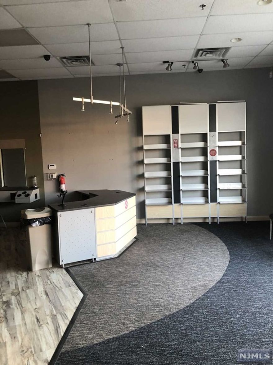 1650sqf, turnkey hair salon,in a nice strip mall,Ready to start a business