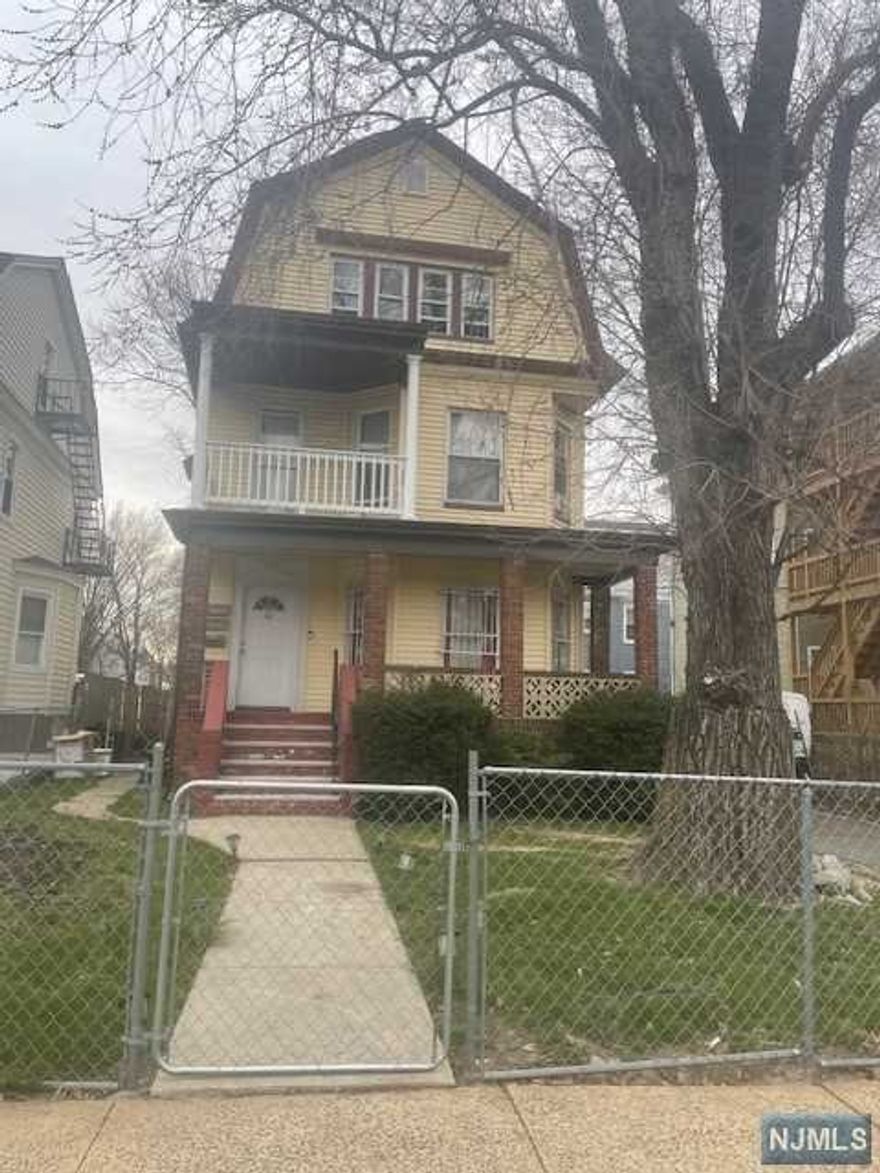 Cozy 3rd floor unit with 2 bed 1 bath with open living/dining/kitchen. Tenant pays the broker fee.