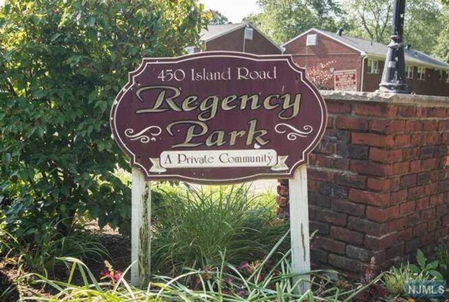 Ready to move in first floor apartment. Conveniently located to NY transportation, shopping and the beautiful downtown Ramsey. Bright and light.