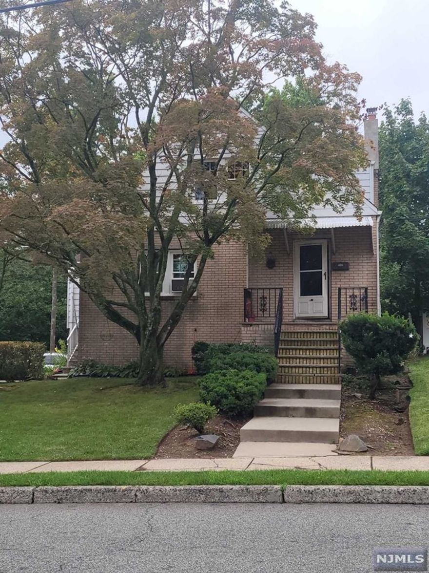 Move-in condition apartment in a great location, with heat included, close to shopping areas, local and NYC transportation.