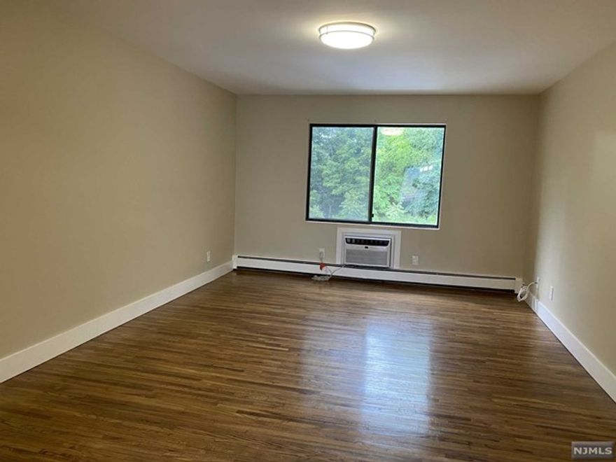 RECENTLY RENOVATED, SPACIOUS, 2ND FLOOR, 1 BEDROOM APARTMENT LOCATED IN LINDVALE GARDENS. THE MODERN KITCHEN FEATURES HIGH END COUNTERTOPS, TILE FLOORING, AND STAINLESS STEEL APPLIANCES. THIS UNIT BOASTS A SPACIOUS LIVING ROOM AND DINING ROOM WITH SLIDING GLASS DOORS THAT LET IN TONS OF NATURAL LIGHT. ENJOY YOUR MORNING COFFEE ON THE COZY BALCONY. PARKING AND OUTDOOR POOL INCLUDED. LAUNDRY ON-SITE. THE COMPLEX IS LOCATED JUST A FEW BLOCKS FROM RESTAURANTS, SHOPPING, AND EVERYTHING RT. 17 HAS TO OFFER. PETS WILL BE CONSIDERED.