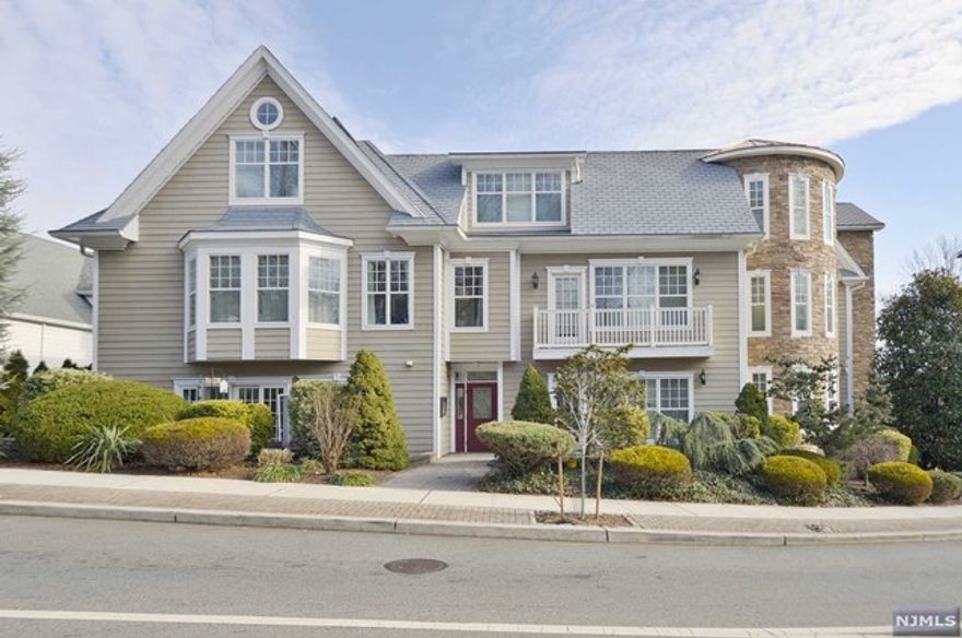 OPEN HOUSE TODAY SUNDAY 12/12 2-4 PM!TOWN HOME WITH AN OPEN FLOOR PLAN, HARDWOOD FLOORS AND LUXURY FEATURES. 3 BEDROOMS, 3 BATHROOMS AND CLOSE TO ALL! WALK INTO THE UNIT AND BE GREETED BY THE HIGH END KITCHEN WITH A HUGE ISLAND WHERE YOU CAN PREPARE, SERVE (AND EAT!)A BANQUET. VIKING STAINLESS STEEL APPLIANCES (INCLUDING A WINE FRIDGE). THE OPEN SPACE HAS A COZY FEEL WITH A SPACE TO RELAX BY THE GAS FIREPLACE AND A ROUNDED ROOM WITH A VAULTED CEILING LINED WITH WINDOWS. PLENTY OF NATURAL LIGHT. LARGE CLOSET AND FULL BATH COMPLETE THIS LEVEL. 2ND FLOOR LANDING OVERLOOKING THE FIRST FLOOR AND LEADING TO THE THREE BEDROOMS INCLUDING A JR SUITE AND PRIMARY SUITE WITH JETTED TUB AND LARGE WALK IN CLOSETS. PLENTY OF STORAGE SPACE, UTILITIES AND LAUNDRY HOOK-UPS IN UNIT. 2 ASSIGNED PARKING SPOTS (8 & 9), STORAGE UNIT, ELEVATOR FROM GARAGE, CLOSE TO TRANSPORTATION, SHOPPING, SCHOOLS, RESTAURANTS, WORSHIP.