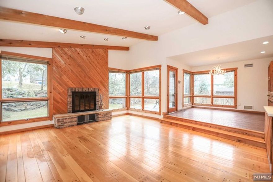 LOCATION!! LOCATION!! BEAUTIFUL SPLIT LEVEL HOUSE ON AN OVER-SIZED LOT LOCATED ON THE PRESTIGIOUS EAST-HILL OF CLOSTER, LARGE OPEN EAT-IN-KITCHEN WITH ADJACENT BREAKFAST AREA OVER LOOKS EXPANDED GREAT ROOM WITH HIGH CEILING AND FIREPLACE, MULTIPLE SKYLIGHTS THROUGHOUT THE HOUSE. NEW HIGH EFFICIENCY GAS FURNACE CENTRAL A/C AND WATER HEATER,PRIVATE PATIO, SPRINKLERS AND SECURITY SYS,excellent school system,tenant responsible for all utilities, landscaping and snow removal,short term is ok!