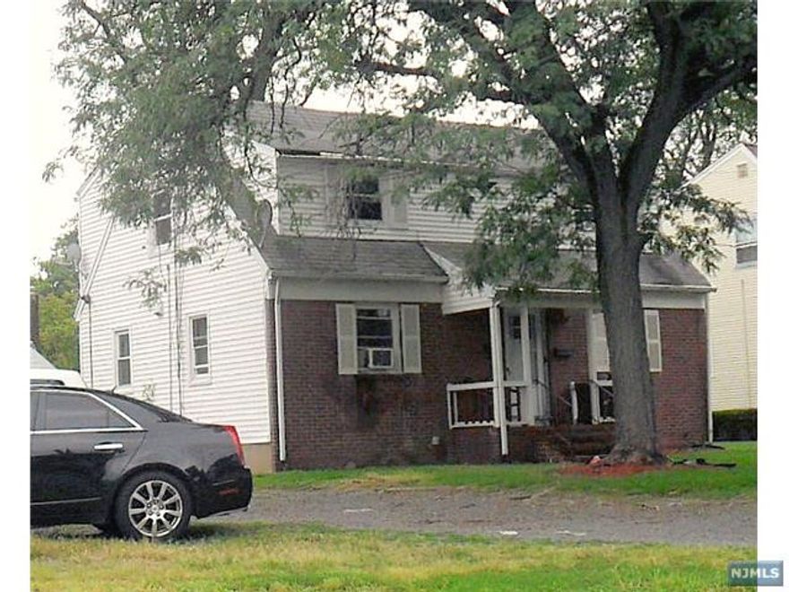 GREAT 2 BR 2ND FLOOR APARTMENT, PLENTY OF PARKING, REFINISHED HARDWOOD FLOORS, LARGE LIVING ROOM, LARGE EAT IN KITCHEN, CLOSE TO PARKS, SHOPPING AND TRANSPORTATION. LAUNDRY ROOM IN BASEMENT, OWNER WILL CONSIDER SMALL DOG OR CAT.