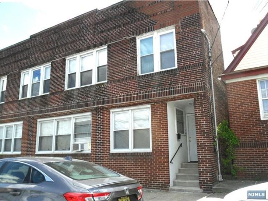 LARGE 2 BEDROOM APT ON THE FIRST FLOOR WITH ONLY A FEW STEPS FROM SHOPPING, AND TRANSPORTATION. 1 MONTH REALTOR FEE & 1.5 MOS SECURITY DEPOSIT