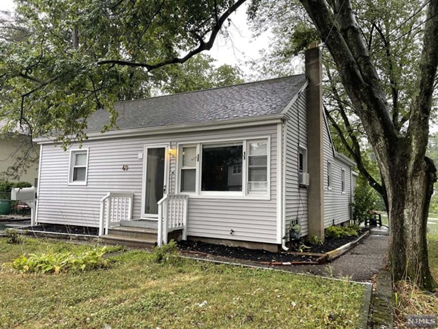 Quaint 3 BR lake front house located in great location. Close to park, schools, shopping, restaurants, bus stop, & highway. Freshly painted, updated wood/vinyl floors. One car garage.