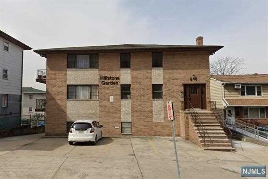 WELCOME TO YOUR NEXT FAIRVIEW'S 1 BED 1 BATH RENTAL OPPORTUNITY !! This amazingly located hidden rental has exactly what you have been seeking for! This 2nd fl unit welcomes you with a living room / dining room, a beautiful kitchen with 1 spacious bedroom as well as 1 full bath! This unit features the convenience of 1 car parking included! Its location is incomparable! Schedule a private tour today to see your next available Fairview apt!