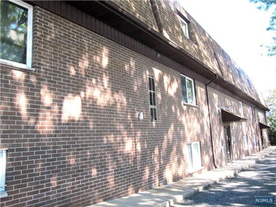 Lovely one bedroom condo. Generous size Living Room, Dining Room Combo and a kitchen. Laundry facility on premises. Footsteps to public transportation. 1st floor unit. New flooring. Assigned parking. Tenant just moved out, unit has been professionally cleaned.