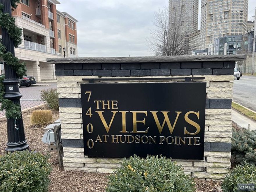 Gorgeous, Premier River front condominium. The Lavish Home designs are matched by an exclusive life styles of elegance and finest amenities. Enjoy the fitness center, library, rooftop garden conference room and out door pool.