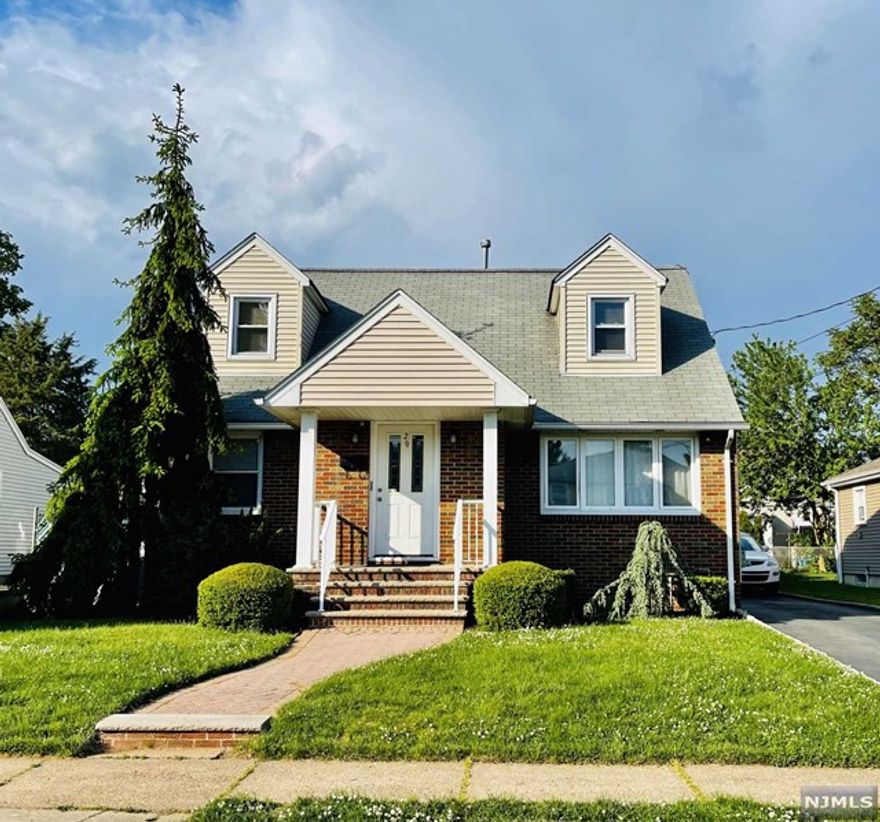 Very nice and clean 1 Bedroom apartment for rent on the 2nd floor of 2 Family house in quiet area of Wallington. Unit offers nice Eat-in kitchen with granite countertops, Living Room, good size Bedroom with 2 large cedar closets, full Bathroom, Central AC, and carpeting throughout.