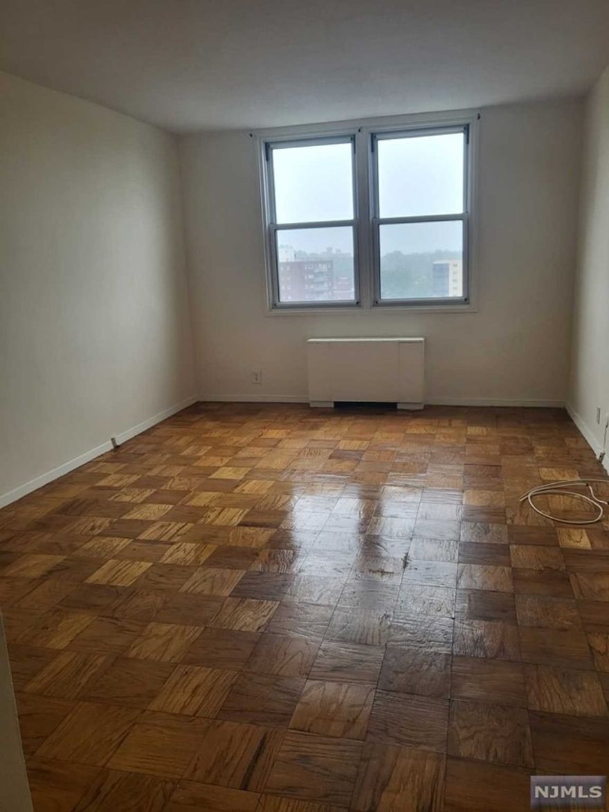 GREAT LOCATION !!! RIGHT OFF GWB. VERY BRIGHT AND QUITE spacious ONE BEDROOM. Hard Wood Floor, Plenty of closet. All utilities included (heating, electric, gas and hot water) and 24-House concierge. NY bus 1 min distance.