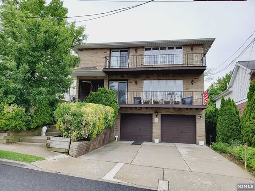 Quiet and bright section of the Fort Lee on the border with Englewood cliff. Close to school, shops and major highway with commuting bus stops near by. Beautifully maintained 2 family house 2nd floor for rent. Owner lives on 1st floor. Good size of rooms and own washer dryer in in the kitchen. Tenant can use right side of the driveway. Sorry no garage. No pet, no smoking. *** Tenant has to show 40 times income (m. rent $2800x40=$112000), credit 750 above, 2 year tax returns, 2 month bank statements, NTN report for all applicants, 2 government issued ID(DL, SS, passport, etc)*** Upon lease sign, tenant has to pay 1st month rent, 1.5 month deposit and one month realtor fee. *** Tenant's insurance required.*** Owner pays cold water and tenant pays own utilities. Owner does lawn care. Tenant clears snow on his driveway, walkway and sidewalk. NO PETS, NO guarantor, NO smoking.