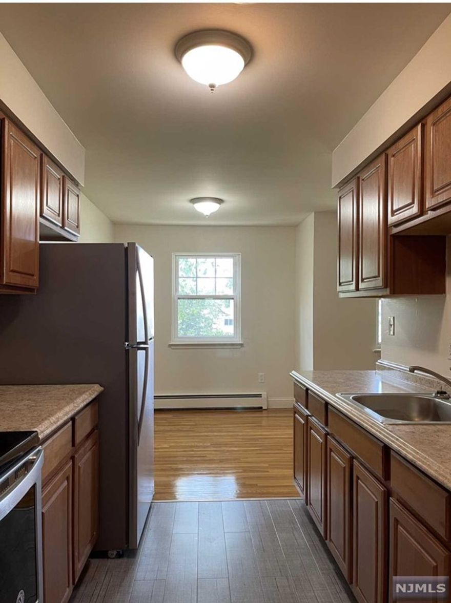 Spacious 1 bedroom apartment with modern appliances. Large bedroom, hardwood floors and laundry on site, 1 parking spot included, additional spots for an additional fee.