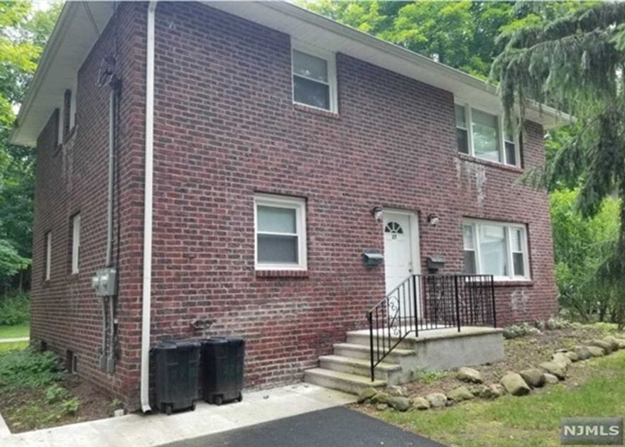 950 Sq feet upstairs apartment on quiet street close to train, shopping and schools. 2 off street tandem spots, laundry hook ups in basement along with storage for bikes and boxes (300sq feet). Central AC. Whole apartment was renovated in 2017, granite counter tops, ss appliaces. Apartment will be cleaned and repainted as needed for Aug 1 move in.